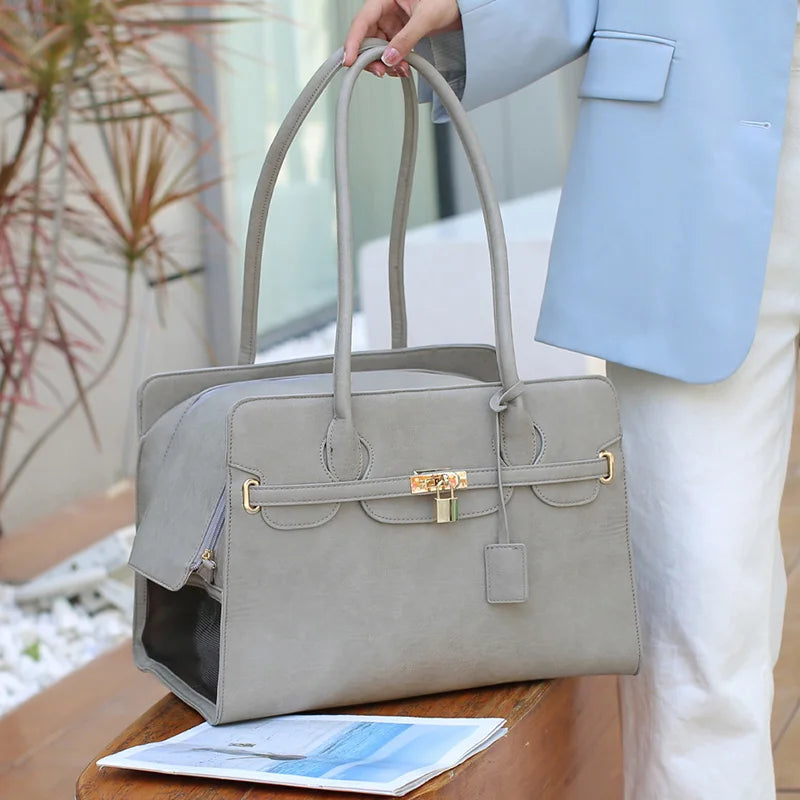 Sac de transport pour chien Signature Toutou⹠vous offre cette précieuse tranquillité d'esprit qui transforme chaque sortie en moment de plaisir partagé.