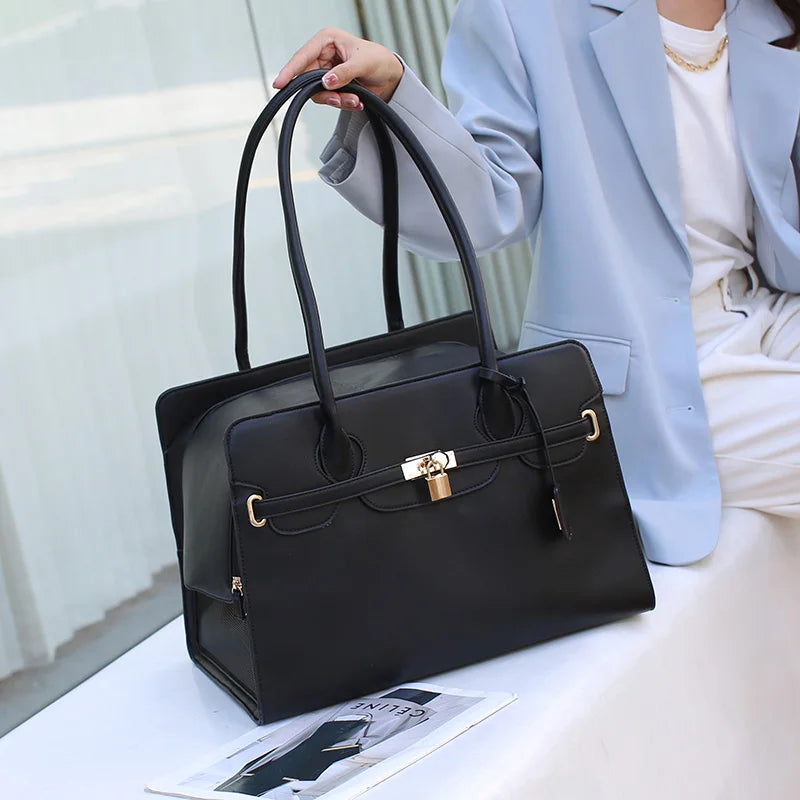 Sac de transport pour chien Signature Toutou⹠vous offre cette précieuse tranquillité d'esprit qui transforme chaque sortie en moment de plaisir partagé.